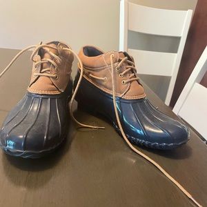 Ladies Hilfiger size 8 short rain boots.